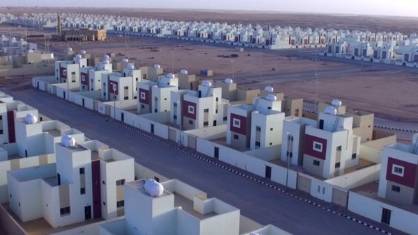 "الإسكان" تسلم أولى مشروعات "100 ألف منتج سكني"