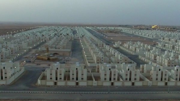 "الإسكان" تسلم أولى مشروعات "100 ألف منتج سكني"