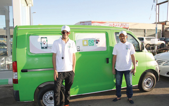 معوق يقود شابا إلى مشروع سيارة متنقلة لصيانة «الجوالات»