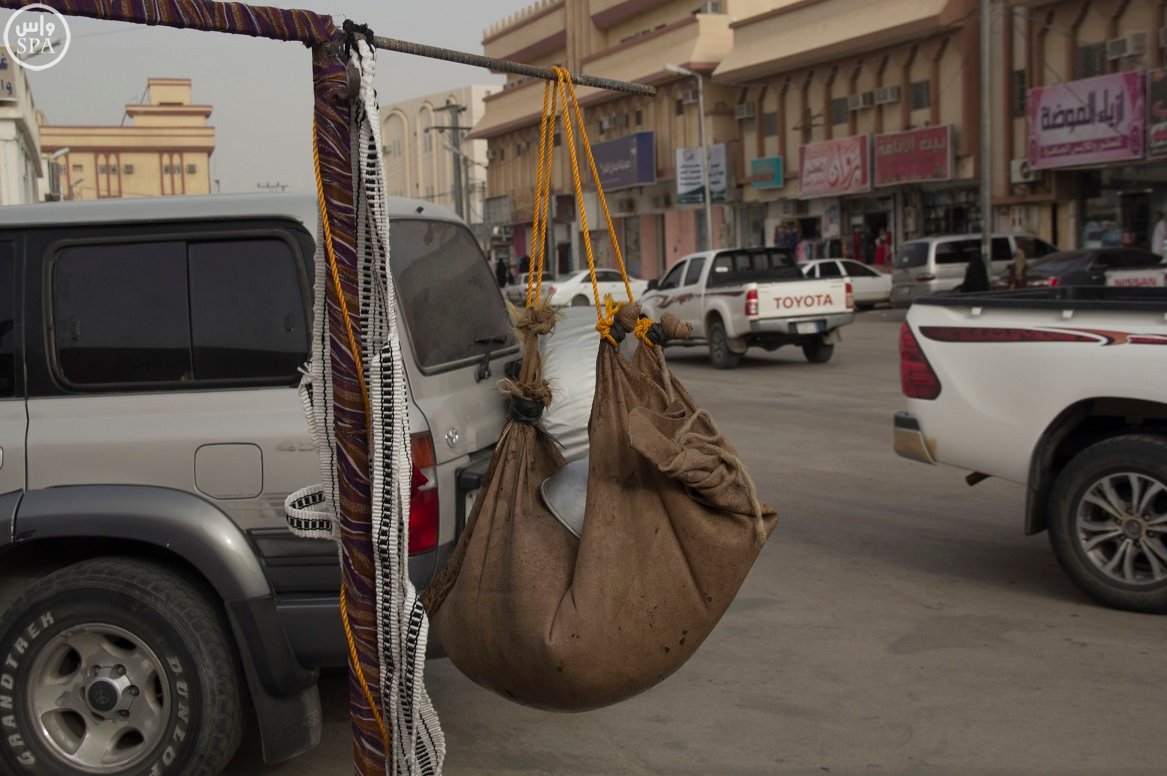 " القربة " و " الزير " تطفئ عطش الصيف في وادي الدواسر