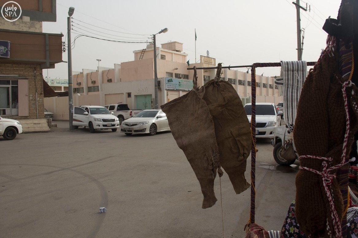 " القربة " و " الزير " تطفئ عطش الصيف في وادي الدواسر