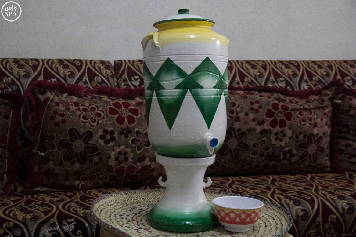 " القربة " و " الزير " تطفئ عطش الصيف في وادي الدواسر