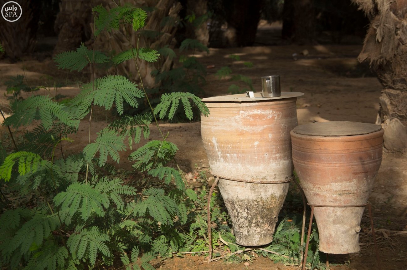 " القربة " و " الزير " تطفئ عطش الصيف في وادي الدواسر