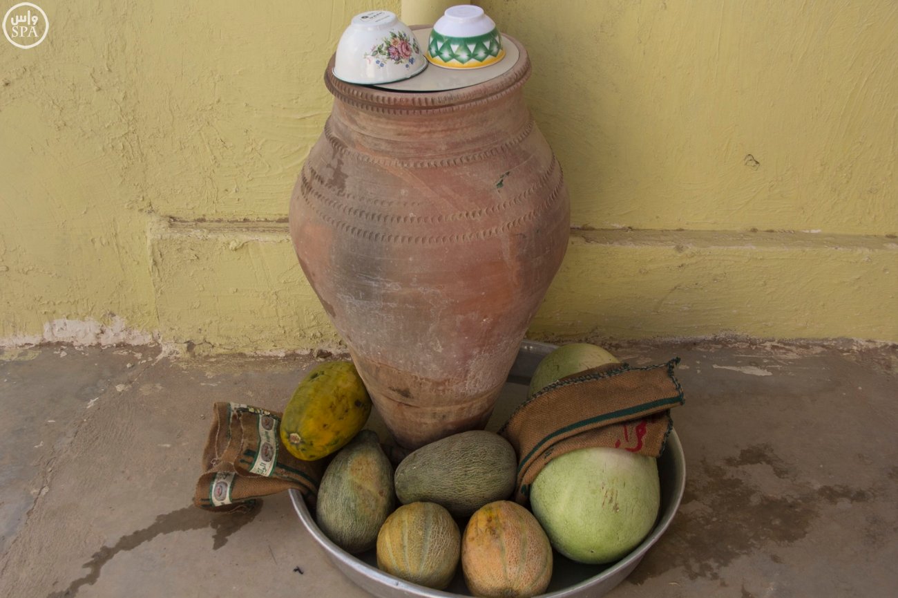 " القربة " و " الزير " تطفئ عطش الصيف في وادي الدواسر