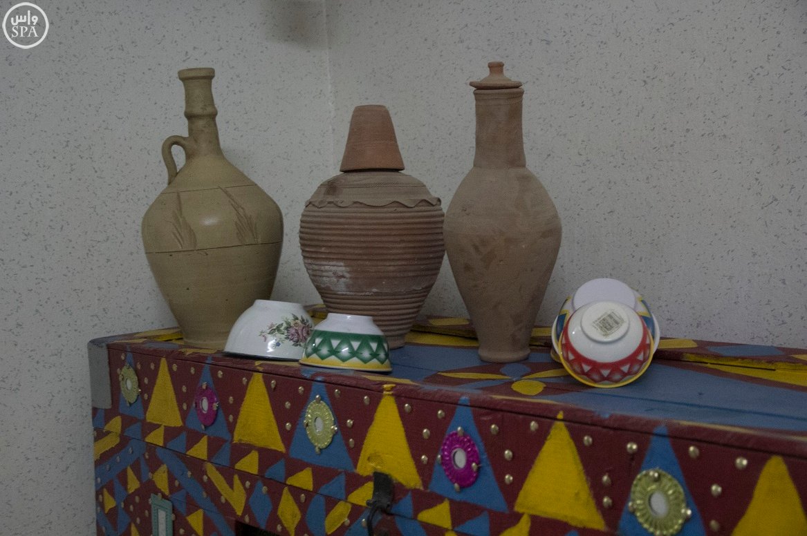 " القربة " و " الزير " تطفئ عطش الصيف في وادي الدواسر