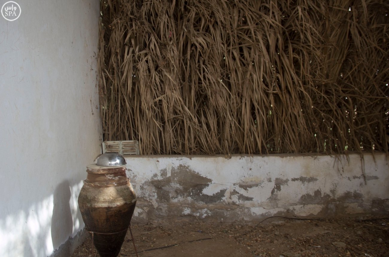 " القربة " و " الزير " تطفئ عطش الصيف في وادي الدواسر