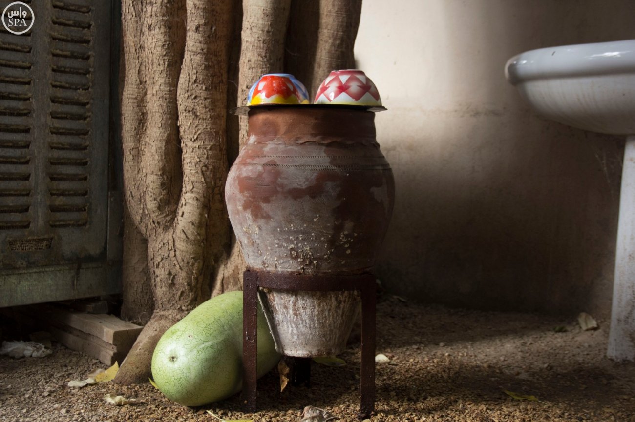 " القربة " و " الزير " تطفئ عطش الصيف في وادي الدواسر