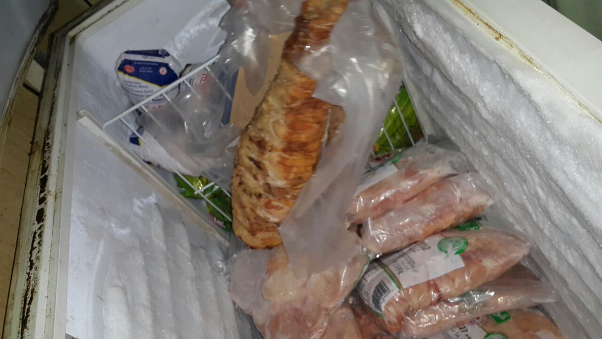 بلدية الدمام تغلق مطعما يحضر ويخزن الاطعمة بمكان مخالف للاشتراطات وتتلف تلك المواد