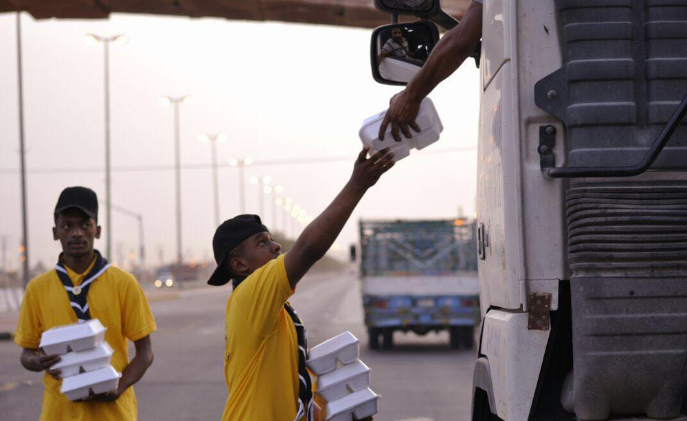 كشافة لجنة التنمية الاجتماعية بالشرافاء تُفطر الصائمين المسافرين