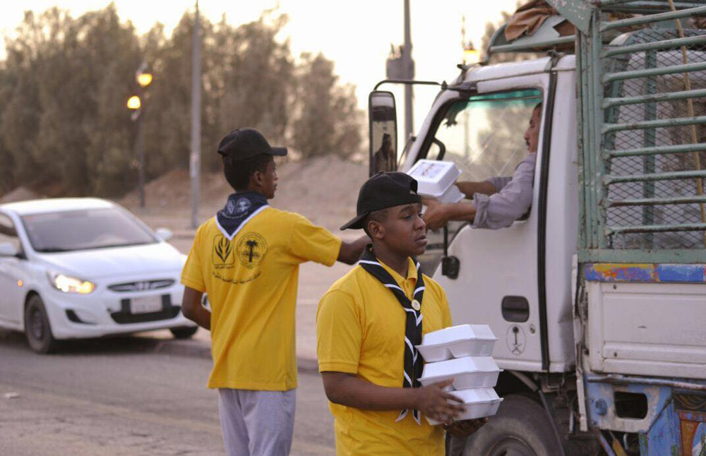 كشافة لجنة التنمية الاجتماعية بالشرافاء تُفطر الصائمين المسافرين