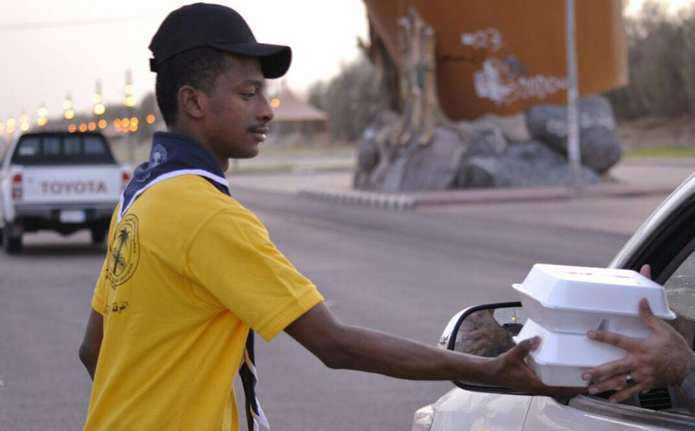 كشافة لجنة التنمية الاجتماعية بالشرافاء تُفطر الصائمين المسافرين