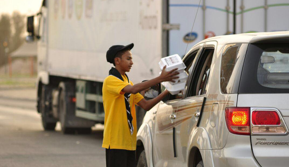 كشافة لجنة التنمية الاجتماعية بالشرافاء تُفطر الصائمين المسافرين