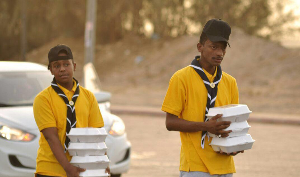 كشافة لجنة التنمية الاجتماعية بالشرافاء تُفطر الصائمين المسافرين