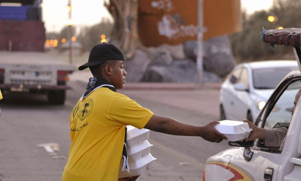 كشافة لجنة التنمية الاجتماعية بالشرافاء تُفطر الصائمين المسافرين