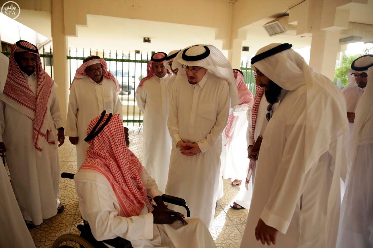 وزير العمل والتنمية الاجتماعية يزور المسنين بدار الرعاية الاجتماعية بحي النخيل والدرعية