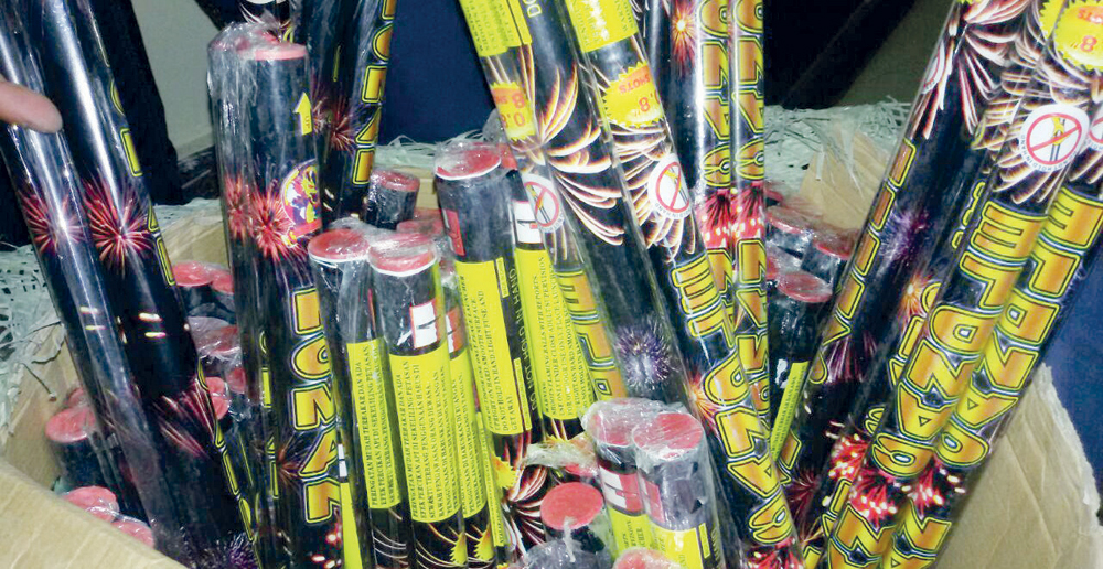 أطفال يسوقون للألعاب النارية في الشوارع .. والشرطة: بلغوا عنهم