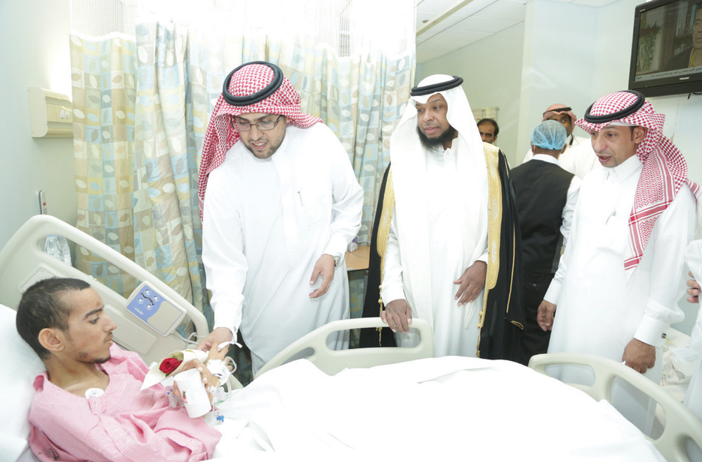 زيارة المستشفيات .. فرصة لإدخال البسمة في نفوس المرضى