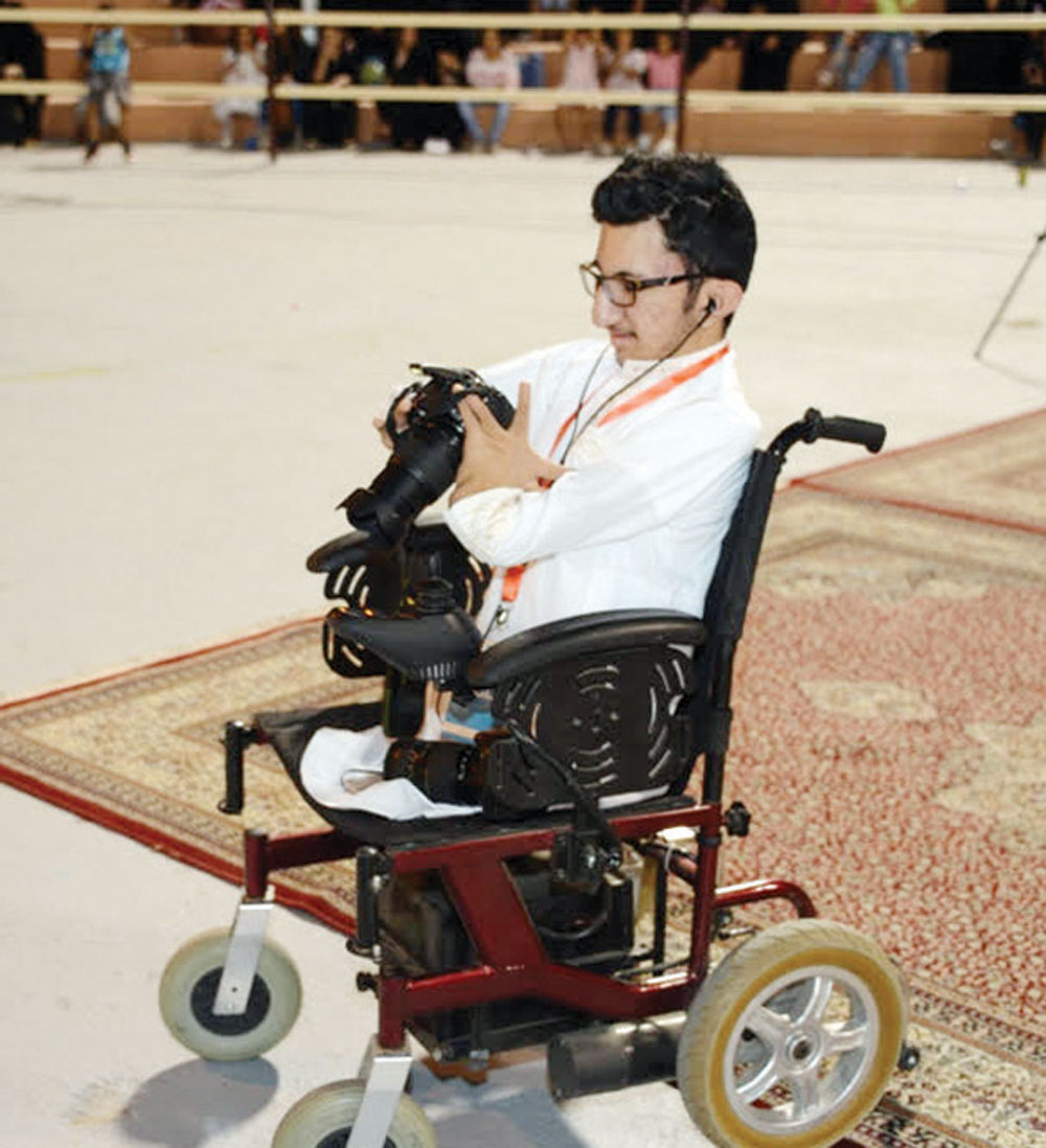 المصور عبدالرحمن الضبعان خلال تغطيته مهرجان صيف حائل 37.
تصوير: نايف السلحوب - "الاقتصادية"