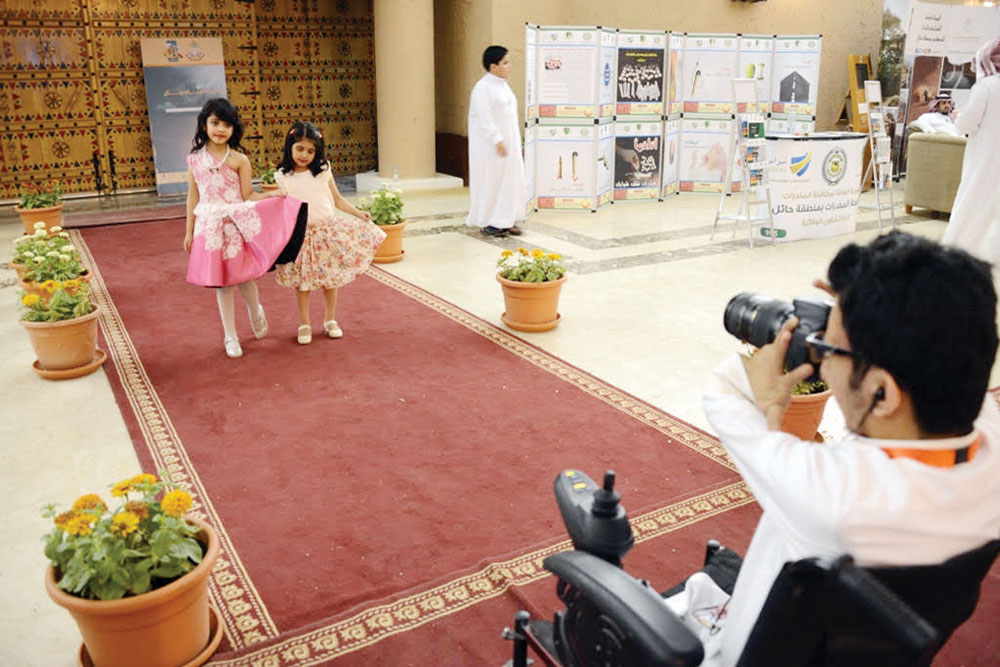 تحدى عبدالرحمن إعاقته في أطرافه الأربعة التي تمنعه من فعل الكثير من الأعمال.