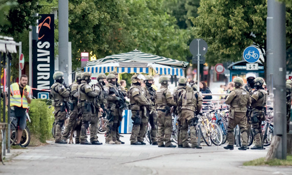 قوات الشرطة الألمانية تحتشد في موقع الحادث. "الفرنسية"