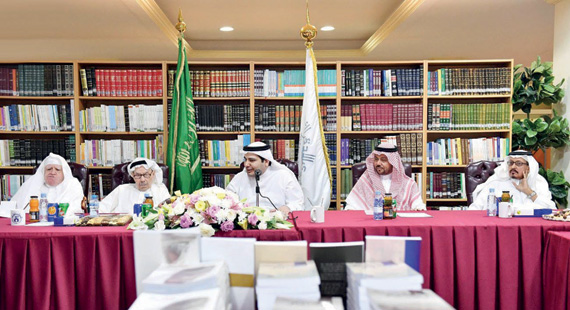 جانب من اللقاء الذي حضره 30 مثقفا ومثقفة وأعضاء مجلس إدارة النادي الأدبي الثقافي.