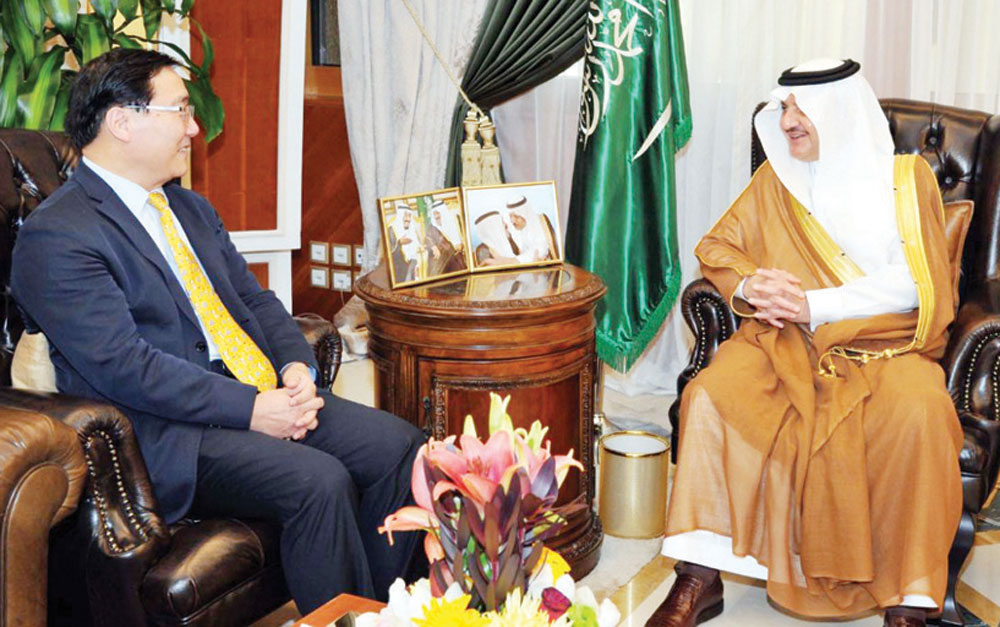 سعود بن نايف لأسرة الشهيد العواد: ابنكم استشهد في ميدان العز والشرف