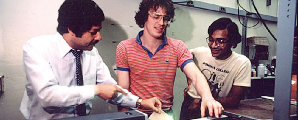 العالم الراحل أحمد زويل في المعمل مع باحثين في جامعة كالتك.