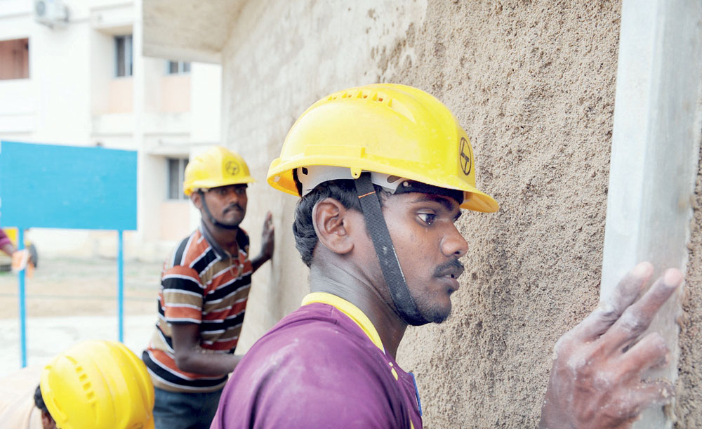 توقعات بمغادرة 3 آلاف عامل هندي وتسهيل نقل كفالة الآخرين