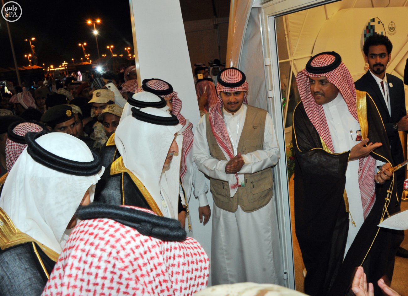 أمير مكة المكرمة يفتتح فعاليات سوق عكاظ 10
