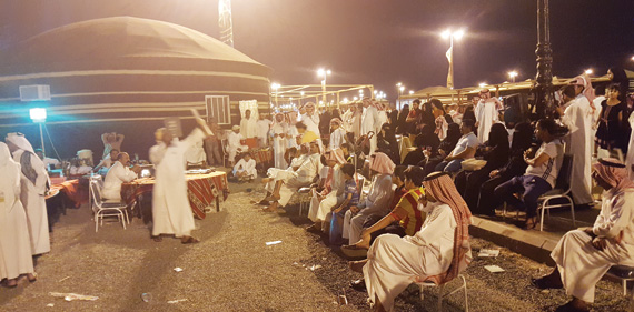 جانب من أحد مزادات مهرجان عكاظ 10. "الاقتصادية"