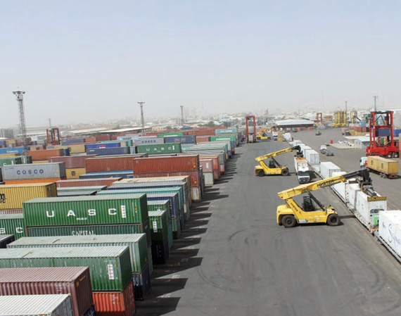 تصل حمولة قطار الشحن المزدوج إلى 225 حاوية نمطية، أي ما يعادل 225 شاحنة.