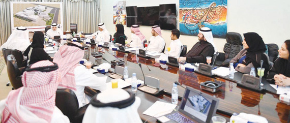 د. الطريفي خلال اجتماعه مع عدد من الفنانين التشكيليين في جدة البارحة الأولى. "واس"