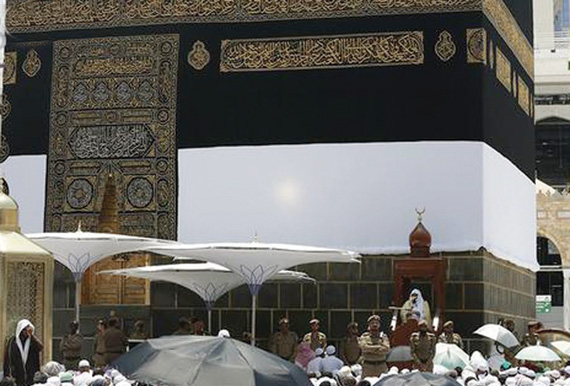 من خطبة الجمعة في المسجد الحرام أمس. "واس"