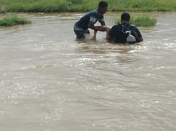 فردان من الدفاع المدني خلال انتشال جثة اليمني. "الاقتصادية"
