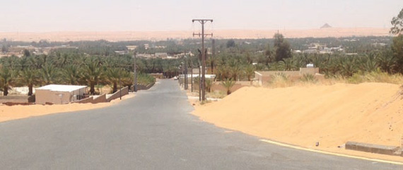 تآكل الطرق بعد زحف الرمال عليها. تصوير: نايف السلحوب - "الاقتصادية"