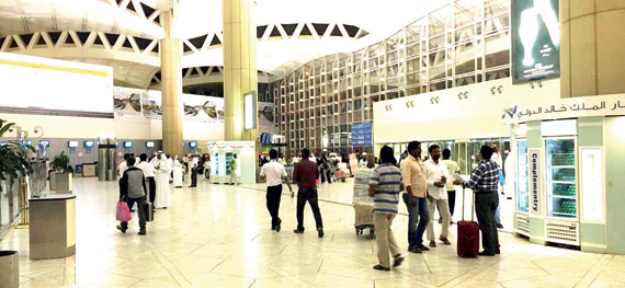 تعمل في المطار عدة جهات حكومية من بينها "الجوازات" و"الجمارك" و"المباحث"."الاقتصادية"