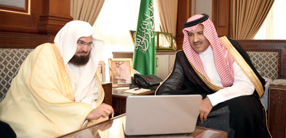 الأمير فيصل بن سلمان ود. عبد الرحمن السديس خلال إطلاق الحملة أمس.