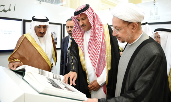 الأمير فيصل بن سلمان خلال تدشينه الكتاب. "الاقتصادية"