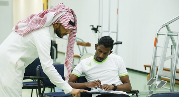 أحد المشاركين في ورشة عمل مراقبي ومنسقي المباريات خلال الاختبار التحريري.