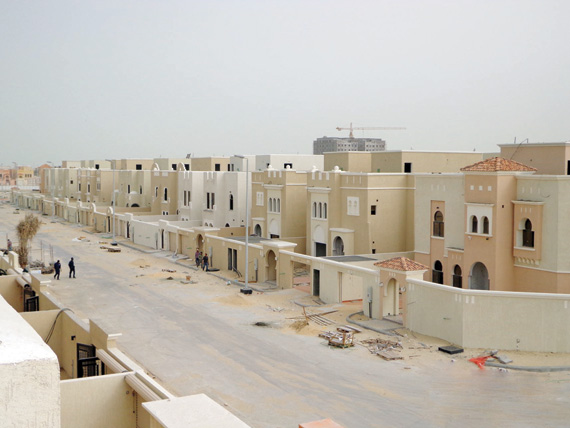 توقفت شركات التطوير العقاري عن البناء خلال الفترة الماضية نظرا لتراجع الطلب على الوحدات السكنية.