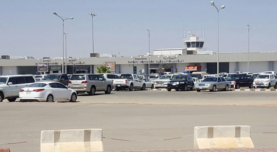 يتطلع المسافرون في شمال المملكة إلى زيادة طاقة المطار وتوسعته ليخدم الكم الكبير من الطائرات والمسافرين. تصوير: نايف السلحوب - «الاقتصادية»