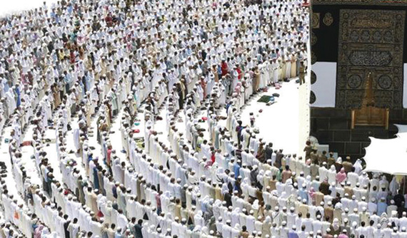 من صلاة الجمعة في المسجد الحرام. "واس"