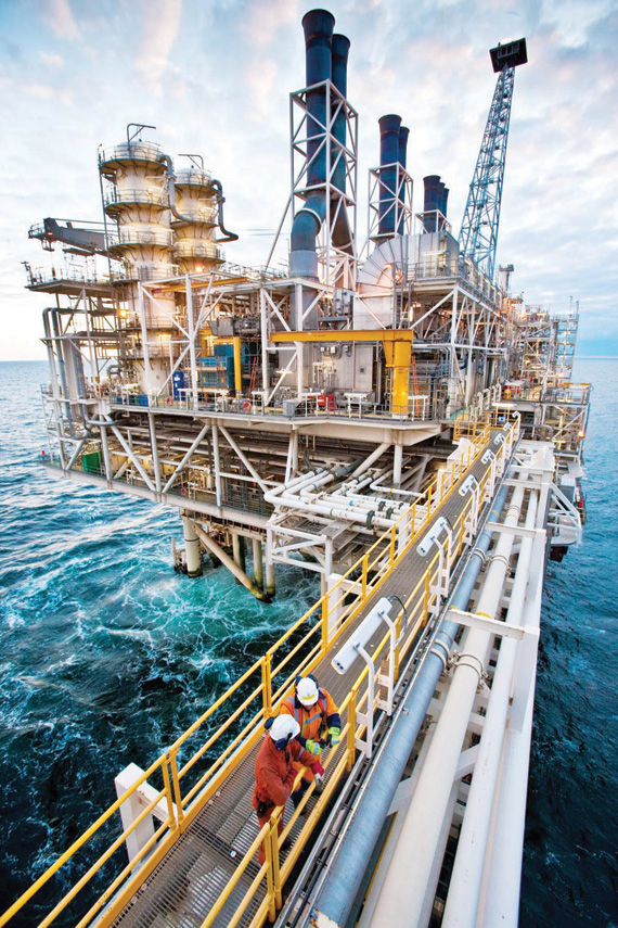 النفط يغلق منخفضا 2 في المائة بعد أسبوع من التعاملات المتقلبة. 