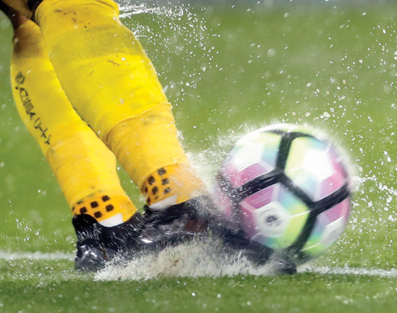 ليستر سيتي وسوانسي لعبا مباراة شهدت أمطارا غزيرة.