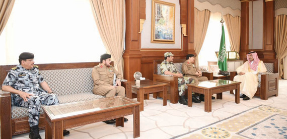 الأمير فيصل بن سلمان خلال استقباله بعض القيادات الأمنية أمس."الاقتصادية"