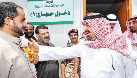 الأمير جلوي بن عبدالعزيز خلال تفقده منفذ الوديعة أمس. «واس»