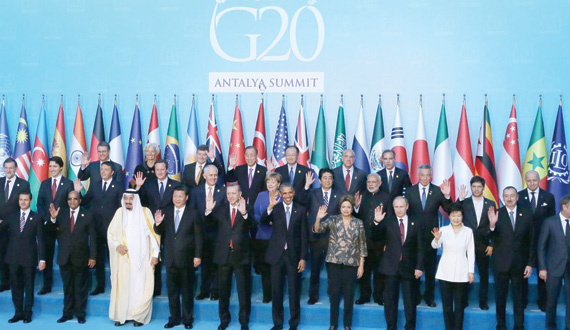 خادم الحرمين الشريفين وزعماء "العشرين" خلال قمة مدينة انطاليا التركية العام الماضي.