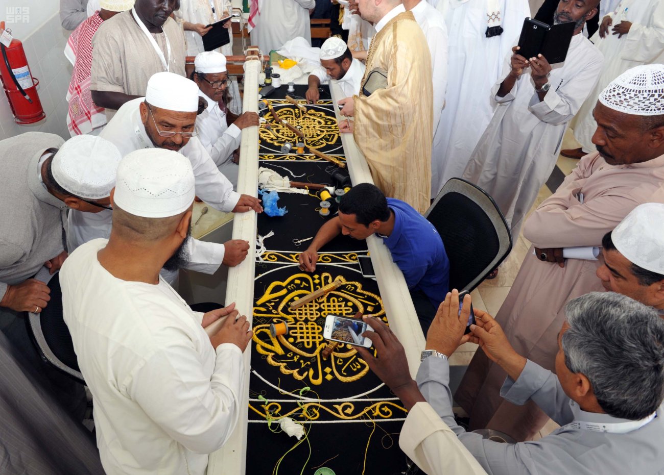 كسوة الكعبة المشرفة تتزين بالزخارف الإسلامية المطرزة بخيوط الذهب والفضة