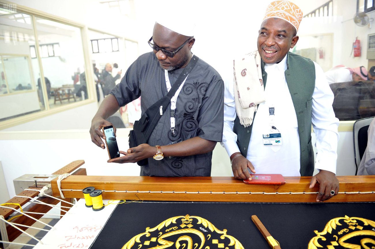 كسوة الكعبة المشرفة تتزين بالزخارف الإسلامية المطرزة بخيوط الذهب والفضة