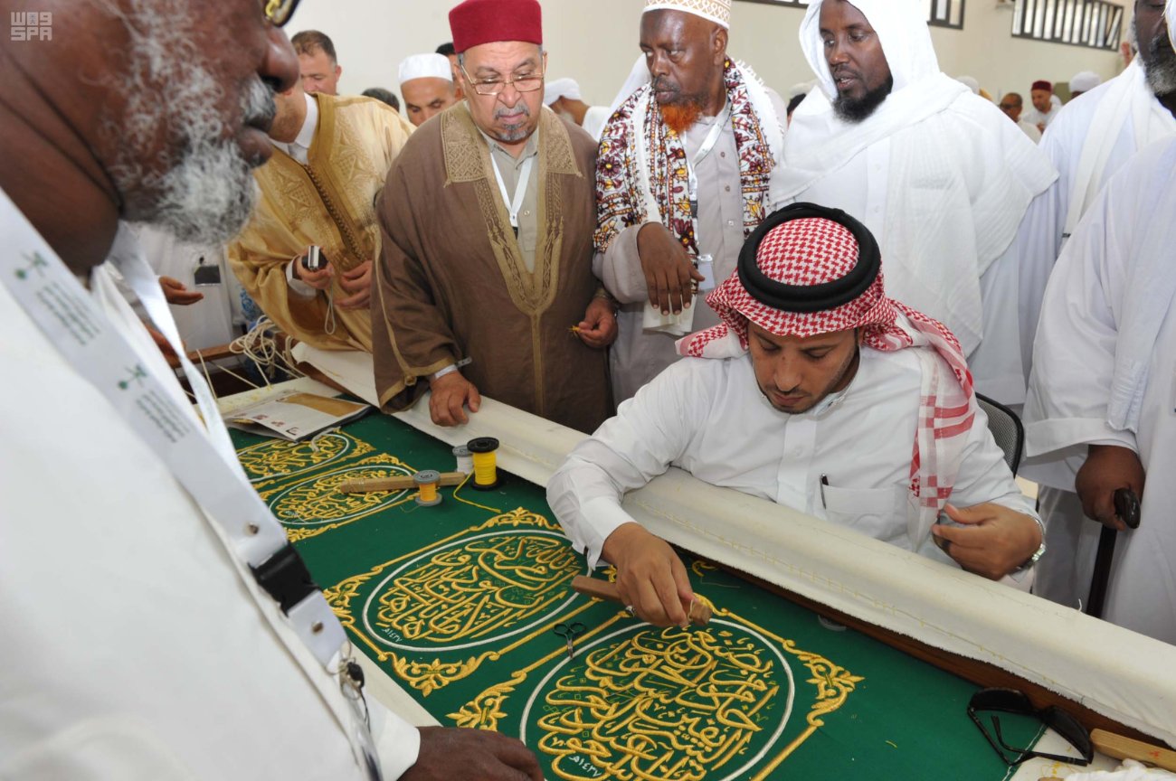 كسوة الكعبة المشرفة تتزين بالزخارف الإسلامية المطرزة بخيوط الذهب والفضة
